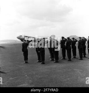 Die niederländische Armee praktiziert in La Courtine. Achtung! Die obige Beschreibung ist eine allgemeine Serienbeschreibung, die auf den Informationen des Film- und Fotodienstes der Armee basiert. Langfristig wird diese globale Beschreibung angegeben. Stockfoto