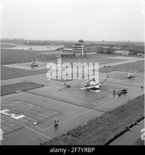 MarineLiegkamp De Kooy. Den Kontrollturm zentralsteuern. Links und in der Mitte 2 Sikorsky S-61N Hubschrauber von KLM Noordzee Hubschraubern. Rechts, ein Sikorsky S-76B Hubschrauber von KLM Noordzee Hubschraubern. Stockfoto