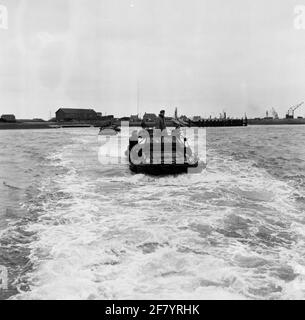 Wassershorts-Katastrophe 1953. Niederländische und amerikanische Soldaten in DUKW's (amphibisches Fahrzeug) der US-Armee auf der Seite (Wasser) auf dem Weg vom Fährhafen Zijpe zum Fährhafen der Anna Jacobapolder (Sluis). Stockfoto