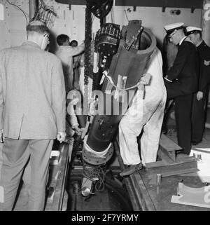 Foto während der Renovierung des Kreuzers HR.Ms. Die sieben Provinzen (1954-1975) an der Rotterdamsche Drydok Maatschappij (RDM) auf der Heijplaat in Rotterdam. Mit dieser Renovierung wird das Terrier-Führungs-Waffensystem aufgebaut. Stockfoto