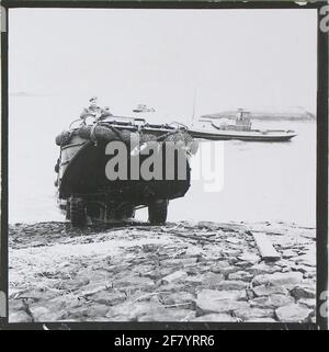 Wassershorts-Katastrophe 1953. Holländische und amerikanische Soldaten in DUKW's (amphibisches Fahrzeug) der United States Army, um am Eingang zum Fährhafen der Anna Jacobapolder (Sluis) zu landen. Rechts ein Schiff (Fuß- und Fahrradfeder) der Gebr. Netz. Stockfoto