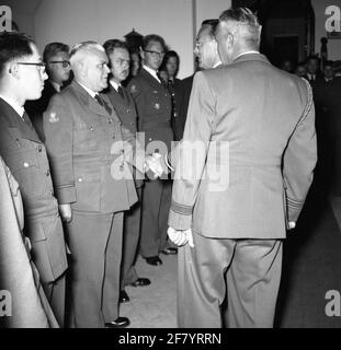 Als Generalinspekteur der Royal Netherlands Air Force besuchte ZKH Prinz Bernhard den Fliegerstützpunkt Gilze-Rijen. Er wurde von Colonel-Vlieger H.F.C. begleitet Holtz, Chef des Generalinspektors der Royal Air Force, Oberstleutnant J. de Waal und Major F.G.B. Droste, beide dieser Staf.zkh kamen per königlichem Dakota an, kontrolliert von ihm selbst (zweiter Pilot lt. Klaassen) auf Gilze-Rijen, wo er vom Oberstleutnant-Vlieger-Beobachter J.H.H. begrüßt wurde Lentz, der als einfacher Kommandant fungiert. Danach wurden die Suchaufträge an die Grundschule, die EVO, die VVO und die VIO gebracht Stockfoto