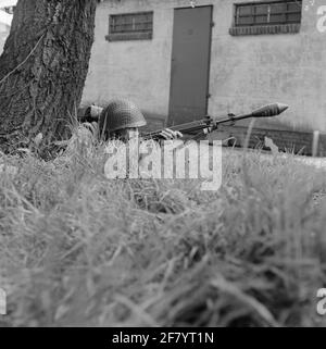 Ein Korporal der Mariniers (Kplerns) als Geschützgranatschütze auf dem Feld der Van Ghentkazerne (VGKAZ) an den ROTAUM. Die Panzerabwehrwaffe wird auf ein 7.62 mm NATO fal Gewehr gelegt. FAL bedeutet Fusil Automatique Army (leichtes Automatikgewehr) und wird von der belgischen Fabrik Fn (Fabrique National Restoration) hergestellt. Stockfoto