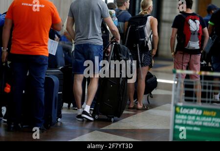 salvador, bahia/brasilien – 27. Juli 2018: Schlange von Passagieren am Check-in der Fluggesellschaft am Flughafen Salvador. *** Ortsüberschrift *** . Stockfoto