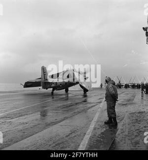 Das Grumman TBM-3S2 Avenger Submarine Boots-Flugzeug mit Registrierung 9 (1954-1959) des Marine Aviation Service (MLD) mit halbgefalteten Flügeln auf dem Flugdeck des Fluglagers HR Karel Doorman (R 81, ex-ehrwürdiger), 1958. Stockfoto