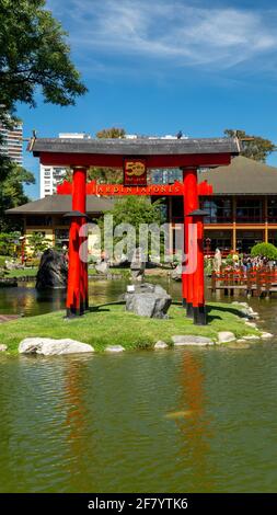 Nahaufnahme eines roten japanischen Torii-Torii-Tores in Grüner Park „Jardin japones“ Stockfoto