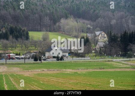 Frühes Frühjahr ländliche niederschlesische Landschaft mit blühenden Bäumen und Keimung grüne Felder Niederschlesien Polen Stockfoto