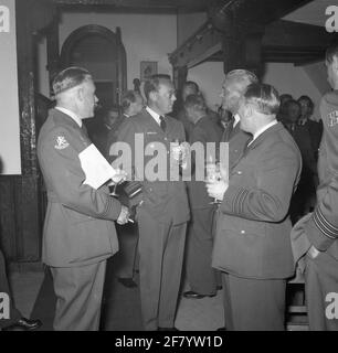 Als Generalinspekteur der Royal Netherlands Air Force besuchte ZKH Prinz Bernhard den Fliegerstützpunkt Gilze-Rijen. Er wurde von Colonel-Vlieger H.F.C. begleitet Holtz, Chef des Generalinspektors der Royal Air Force, Oberstleutnant J. de Waal und Major F.G.B. Droste, beide dieser Staf.zkh kamen per königlichem Dakota an, kontrolliert von ihm selbst (zweiter Pilot lt. Klaassen) auf Gilze-Rijen, wo er vom Oberstleutnant-Vlieger-Beobachter J.H.H. begrüßt wurde Lentz, der als einfacher Kommandant fungiert. Danach wurden die Suchaufträge an die Grundschule, die EVO, die VVO und die VIO gebracht Stockfoto