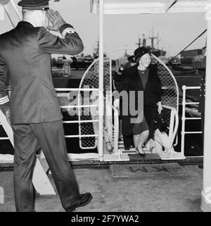 Prinzessin Beatrix bringt einen einführenden Besuch in verschiedenen Teilen der Royal Navy mit. Willkommen an Bord HR.Ms. Seaparent, ein Trainingsschiff für die U-Boot-Kontrolle, vom Kommandanten des Schiffes Captain-Lieutenant-Ter-Zee (Kltz) K. de Waij. Stockfoto