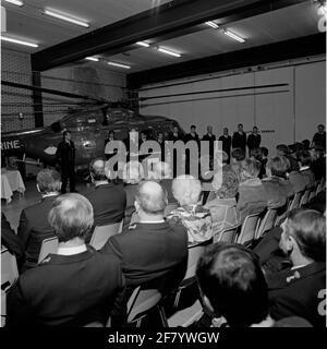 Präsentation des Zertifikatbeobachters im Marineliegkamp de Kooy (MVKK). Souskoch Operations am Marinestrand und Flaggenoffizier für den Marine Aviation Service (VOMLD) Commandeur J.W. Steerman hält eine Rede. Im Hintergrund ein Westland Lynx mk.81 (SH-14D). Stockfoto