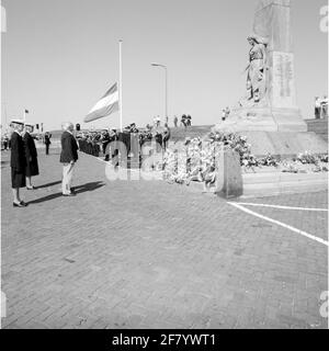 Gedenken an den Tod mit Kränzen auf dem Marinemonument am Havenplein in Den Helder im Mai 1990. Stockfoto