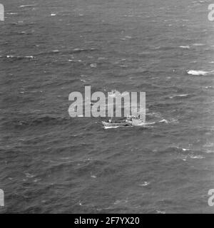 Alarmmeldung Untersuchung und Rettungsdienst. Alarmmeldung des dänischen Frachtschiffes (Coaster) Ulla Degn, das 16 Meilen südlich des Feuerschiffes Texel segelt. Das Schiff hatte ein Leck im Maschinenraum. Foto von einem SP-2H Neptune vom Marine Aviation Service (MLD). Stockfoto