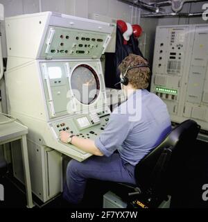 Eine Radarstation auf dem Amphibischen Transportschiff (ATS) HR.Ms. Rotterdam. Eine Radarstation des Amphibious Transport Ship (ATS) HRMS Rotterdam. © Cavdkm Stockfoto