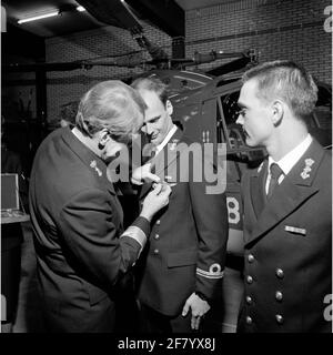 Präsentation des Zertifikatbeobachters im Marineliegkamp de Kooy (MVKK). Souskoch Operations am Marinestrand und Flaggenoffizier für den Marine Aviation Service (VOMLD) Commandeur J.W. Steeringman kneift das entsprechende Unterscheidungszeichen. Stockfoto