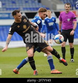 Ipswichs Teddy Bishop und Mk Dons Josh McEachran während des Sky Bet League 1-Spiels zwischen Ipswich Town und MK Dons in der Portman Road, Ipswich, am Samstag, den 10. April 2021. (Kredit: Ben Pooley) Kredit: MI Nachrichten & Sport /Alamy Live Nachrichten Stockfoto