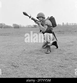 Ein Korporal der Mariniers (Kplerns) als Geschützgranatschütze auf dem Feld der Van Ghentkazerne (VGKAZ) an den ROTAUM. Die Panzerabwehrwaffe wird auf ein 7.62 mm NATO fal Gewehr gelegt. FAL bedeutet Fusil Automatique Army (leichtes Automatikgewehr) und wird von der belgischen Fabrik Fn (Fabrique National Restoration) hergestellt. Stockfoto