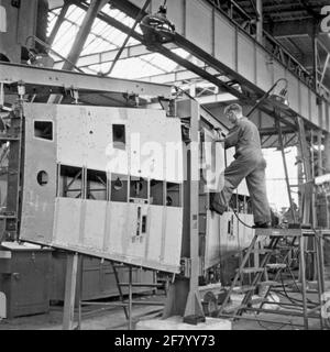 Eine Montagehalle des Flugzeugwerks Aviolaland in Papendrecht um 1950, in der verschiedene Flugzeuge für den Marine Air Shipping Service (MLD) und die Royal Netherlands Air Force (KLU) (in einem Teil) gebaut und gewartet wurden. Stockfoto