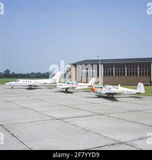 Drei-Stunden-Flugzeug der Rijksvaartschool in Eelde.Cessna 500 Zitation, PH-CTABEECH F33C BONANZA, PH-BNASAAB SAFIR 91D, PH RLS. Stockfoto