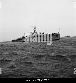 Die Fregatte Hr.Ms. Johan Maurits van Nassau (F 802) nach der Rückkehr aus Niederländisch-Neuguinea in den Hafen von Den Helder im März 1958. Stockfoto