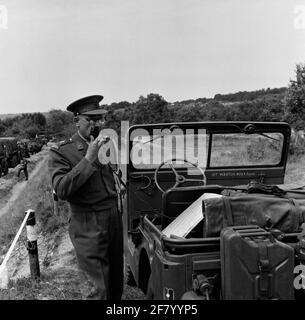 Die niederländische Armee praktiziert in La Courtine. Achtung! Die obige Beschreibung ist eine allgemeine Serienbeschreibung, die auf den Informationen des Film- und Fotodienstes der Armee basiert. Langfristig wird diese globale Beschreibung angegeben. Stockfoto