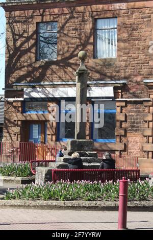 Schottland, Ayrshire, Prestwick, 09. April 2021 . Prestwick Cross. Im Hintergrund ist die ehemalige Post zu sehen Stockfoto