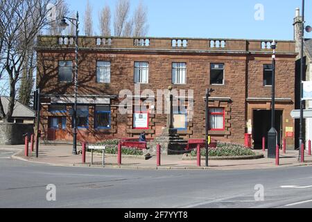 Schottland, Ayrshire, Prestwick, 09. April 2021 . Prestwick Cross. Im Hintergrund ist die ehemalige Post zu sehen Stockfoto