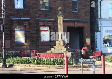 Schottland, Ayrshire, Prestwick, 09. April 2021 . Prestwick Cross. Im Hintergrund ist die ehemalige Post zu sehen Stockfoto