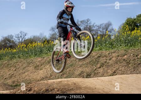 Junge übt Sprünge auf seinem Mountainbike in einem Bikepark in Forallac, Katalonien, Spanien Stockfoto