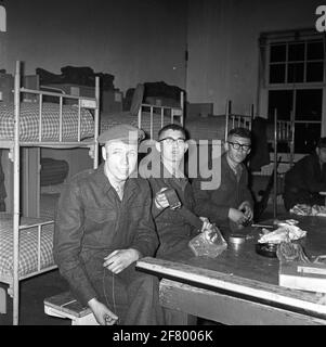 Eine neue Klasse von Wehrpflichtigen verpflichtet sich, ihre Ausrüstung auf der Tapijnkazerne in Maastricht zu warten. Diese Soldaten werden von der Box Compagnie, 4th Depot Infantry, klassifiziert. Stockfoto