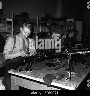 Eine neue Gruppe von Wehrpflichtsoldaten begeht Waffeninstandhaltung bei der fal auf der Tapijnkazerne in Maastricht. Diese Soldaten werden von der Box Compagnie, 4th Depot Infantry, klassifiziert. Stockfoto