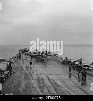 Geparkte Flugzeuge (Middle Grumman TBM-3S2 Avengers Submarine Boat Boat Archaces und rechts Hawker FGA-50 Seahawk (Jet) Jachth Aircraft) des Marine Air Shipping Service (MLD) auf dem Flugdeck des Flugzeugcamps hr.ms. Karel Doorman (R 81, ex-ehrwürdiger), 1958. Stockfoto