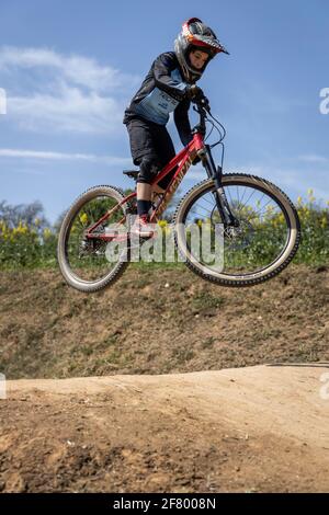 Junge übt Sprünge auf seinem Mountainbike in einem Bikepark in Forallac, Katalonien, Spanien Stockfoto