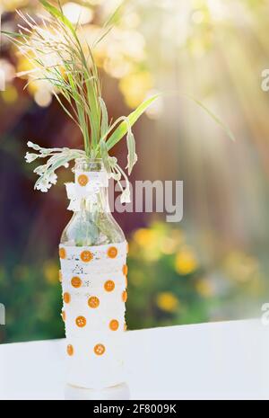 DIY alte leere Flaschen können als Blumenvasen für die Eventdekoration verwendet werden, Sommerzeit Stockfoto