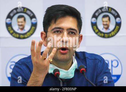 Neu-Delhi, Indien. April 2021. AAM Adami Party (AAP) Senior Leader, Raghav Chadha spricht während einer Pressekonferenz im Parteibüro Rouse Avenue. Anjali Rai das zweimalige Mitglied einer staatlichen Legislativversammlung der indischen Kongresspartei trat der AAP bei. (Foto von Naveen Sharma/SOPA Images/Sipa USA) Quelle: SIPA USA/Alamy Live News Stockfoto