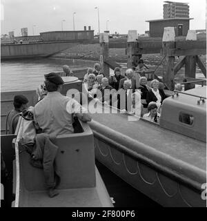 Während des Veterans Day Koninklijke Marine 1990 unternahmen Veteranen O.A eine Bootsfahrt durch den Marinehafen Den Helder auf einem Landungsschiff. Stockfoto