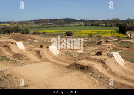 Bikepark mit Schottersprüngen in Forallac, Katalonien, Spanien Stockfoto