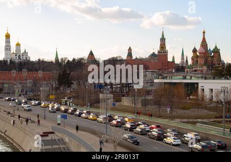 Moskauer Kreml und Autos im Frühjahr bei klarem Wetter 2021 Stockfoto