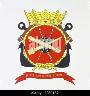 Armeeläden. Die gezeigten Waffen und der Blitz symbolisieren die Arbeit der Verstärkungsfelder. Dieses Emblem wurde für die offizielle Institution für einen längeren Zeitraum durchgeführt. Emblem Spell: SI Vis Pacem, para Bellum (wenn Sie Frieden wollen, dann seien Sie auf den Krieg vorbereitet). Stockfoto