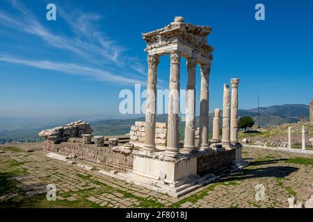 Bergama Akropolis. Trajan-Tempel und Torbögen in den Ruinen der antiken Stadt Pergamon (Bergama), Izmir, Türkei. Stockfoto