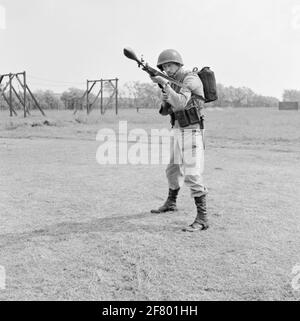 Ein Korporal der Mariniers (Kplerns) als Geschützgranatschütze auf dem Feld der Van Ghentkazerne (VGKAZ) an den ROTAUM. Die Panzerabwehrwaffe wird auf ein 7.62 mm NATO fal Gewehr gelegt. FAL bedeutet Fusil Automatique Army (leichtes Automatikgewehr) und wird von der belgischen Fabrik Fn (Fabrique National Restoration) hergestellt. Stockfoto