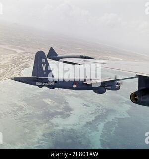 Zwei Lockheed P2V-7B, P-2H und SP-2H Neptune Maritime Patrouillen liefern (1961-1982) in Formation. Stockfoto