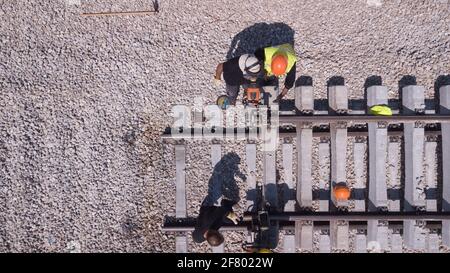 Rail verfolgt den Wartungsprozess. Eisenbahner reparieren einen gebrochenen Gleis. Stockfoto