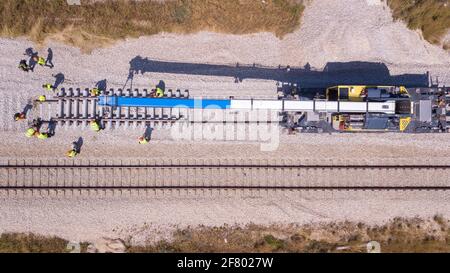 Eisenbahner reparieren einen gebrochenen Gleis. Reparatur der Eisenbahn. Stockfoto