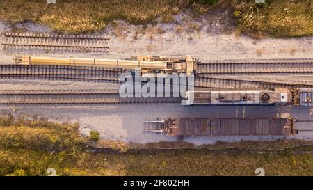 Eisenbahner reparieren eine gebrochene Schiene.Schiene Gleise Wartungsprozess. Stockfoto