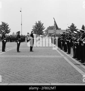 Auf dem Übungsplatz von ​​the Van Ghentkazerne (VGKAZ) zum Appoxis in Rotterdam findet eine Schaukel von drei Offiziere der Handelsabteilungen des Marineinfanteriekorps durch den Kommandeur der VGHAZ statt. Der Kommandant der VGKAZ begrüßt das Polizeikorps. Stockfoto