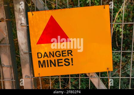 Schild mit Dander-Minen. Minenfeld-Zeichen auf Englisch. Stockfoto