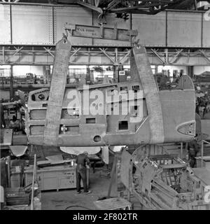 Montagehalle für Flugzeuge und Flugzeugteile im Flugzeugwerk Aviolaland um 1950. Verschiedene Flugzeuge für den Marine Air Shipping Service (MLD) und die Royal Air Force (KLU) (Co-Part) wurden von Aviolanda gebaut. Stockfoto