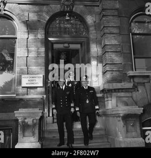 ZKH Prins Bernhard (1911-2004, links), in seiner Funktion als General des königlichen niederländischen Inspektors, besuchte 12 das Hauptquartier des Mariniers Corps am Westplein 1958 in Rotterdam. Rechts für den Kommandeur des Marines General Corps General Major der Mariniers H. Lieftinck (1907). Stockfoto