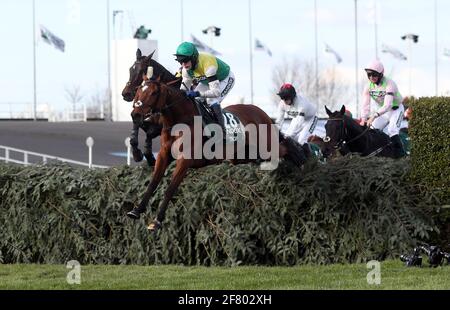 Tuchmütze unter Jockey Tom Scudamore räumen einen Zaun während der Randox Grand National Handicap Chase während des Grand National Day des Randox Health Grand National Festivals 2021 auf der Aintree Racecourse, Liverpool. Bilddatum: Samstag, 10. April 2021. Stockfoto