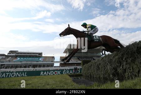 Tuchmütze unter Jockey Tom Scudamore räumen einen Zaun während der Randox Grand National Handicap Chase während des Grand National Day des Randox Health Grand National Festivals 2021 auf der Aintree Racecourse, Liverpool. Bilddatum: Samstag, 10. April 2021. Stockfoto